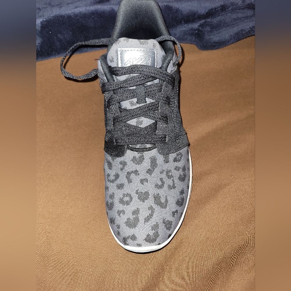 AVIA NEW NO TAGS WOMENS 8